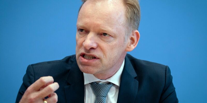 Clemens Fuest: Der Ifo-Chef sieht viele Baustellen in der deutschen Wirtschaftspolitik. (Archivbild) - Foto: Kay Nietfeld/dpa