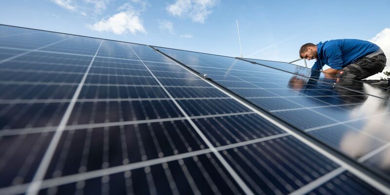 Aktuell gibt es mehr als drei Millionen Photovoltaik-Anlagen in Deutschland. - Foto: Marijan Murat/dpa