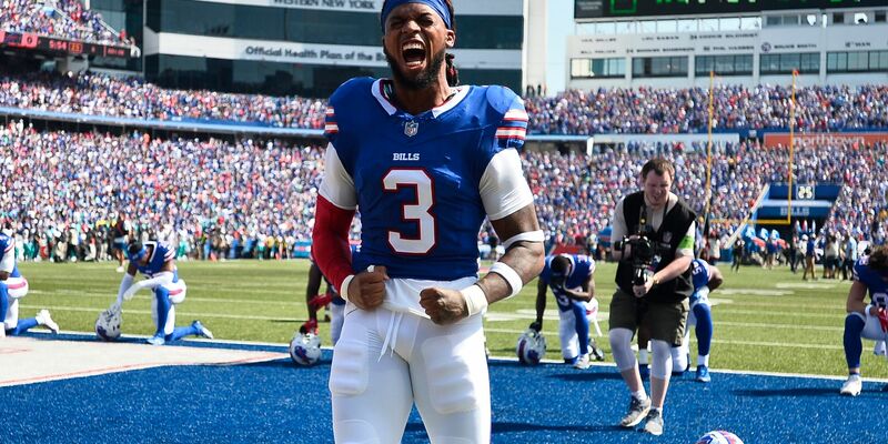 Damar Hamlin von den Buffalo Bills feiert seine Rückkehr auf das Football-Feld. - Foto: Adrian Kraus/AP/dpa