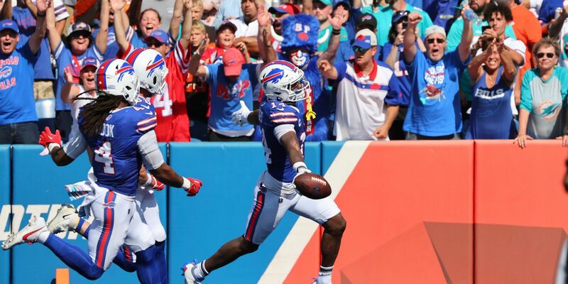 Buffalo Bills Wide Receiver Stefon Diggs (r) läuft in die Endzone für einen Touchdown. - Foto: Jeffrey T. Barnes/FR171450 AP/AP