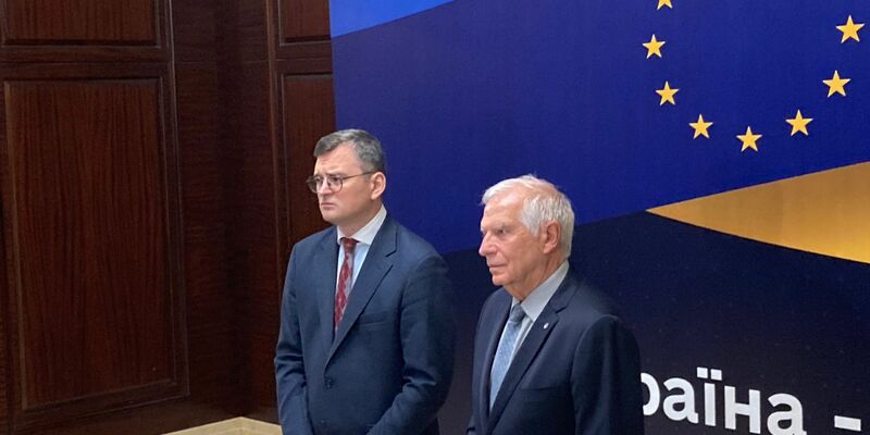 Der ukrainische Außenminister Dmytro Kuleba (l.) und der EU-Außenbeauftragte Josep Borrell sprechen zur Eröffnung des informellen EU-Außenministerrates in Kiew. - Foto: Friedemann Kohler/dpa