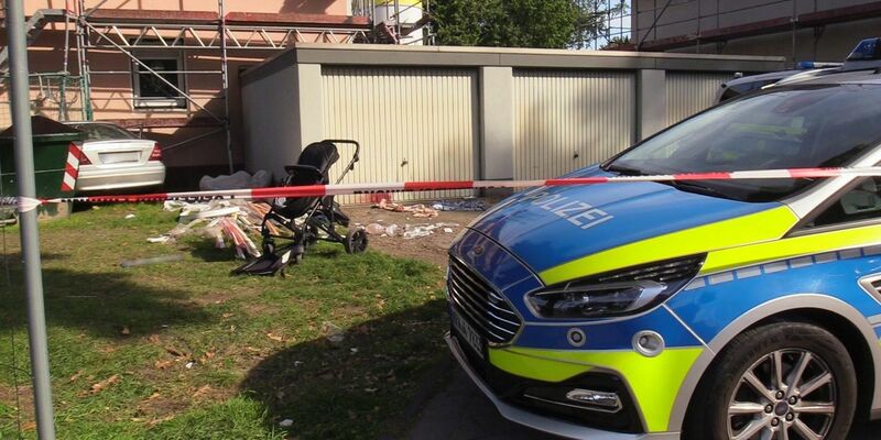 Ein Auto (links hinten) steht an einem Haus, nachdem der Fahrer zuvor eine Frau und ein Kind angefahren und lebensgefährlich verletzt hatte. - Foto: Justin Brosch/dpa
