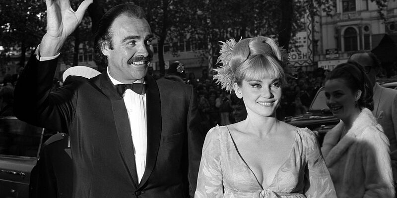 James-Bond-Star Sean Connery mit seiner damaligen Frau Diane Cilento bei der Ankunft zur Weltpremiere seines Films «Man lebt nur zweimal» in London. - Foto: Pa/PA Wire/dpa