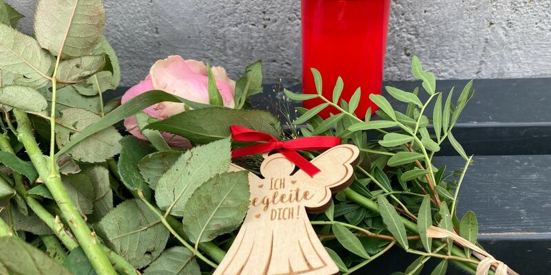 Blumen, Kerzen und ein Engel für eine  14-Jährige aus Nordhessen, die tot in einem Waldstück gefunden wurde. - Foto: Nicole Schippers/dpa