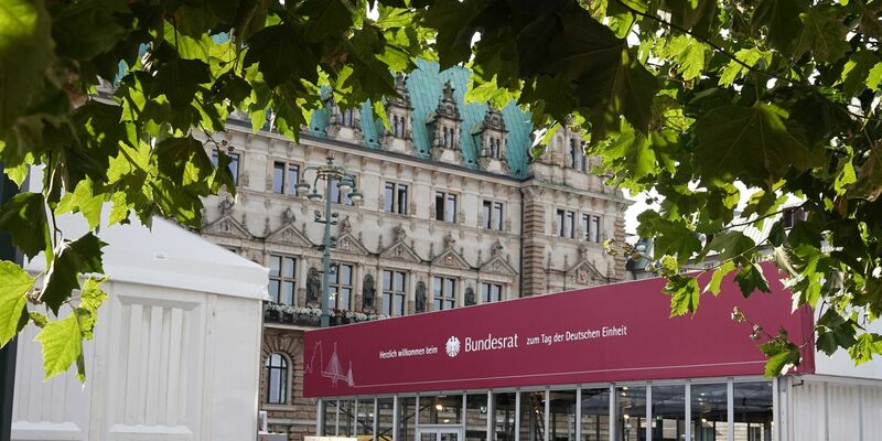 Der Bundesrat hat einen Informationspavillon vor dem Hamburger Rathaus aufgebaut. - Foto: Franziska Spiecker/dpa