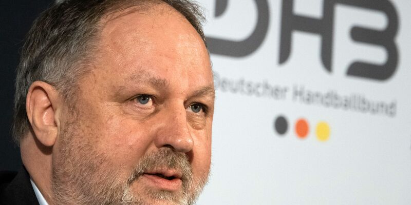 DHB-Präsident Andreas Michelmann kritisiert, dass die Handball-WM der Frauen live nur im Internet gezeigt wird. - Foto: David Hutzler/dpa