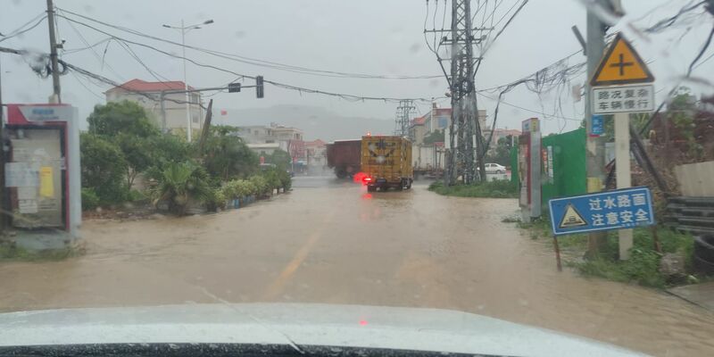 Mit kräftigen Sturmböen und Starkregen ist der  Taifun «Haikui» im September über Teile Chinas gezogen. - Foto: Guo Qi/XinHua/dpa