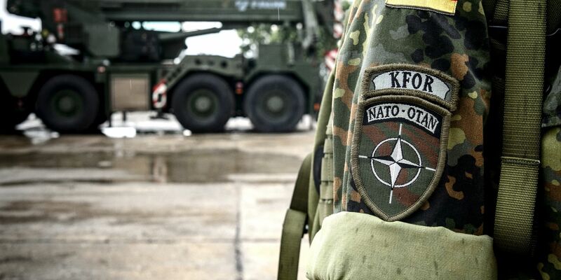 Bundeswehrsoldatin der deutschen Kfor im kosovarischen Prizren. - Foto: Sina Schuldt/dpa