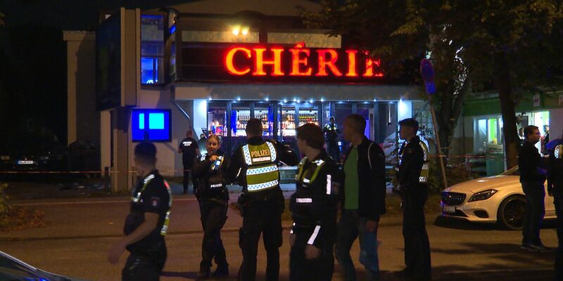 Mehrere Zeugen hatten die Schüsse im Stadtteil Sasel am Sonntagabend im Nordosten der Stadt gehört und den Notruf verständigt. - Foto: Steven Hutchings/dpa