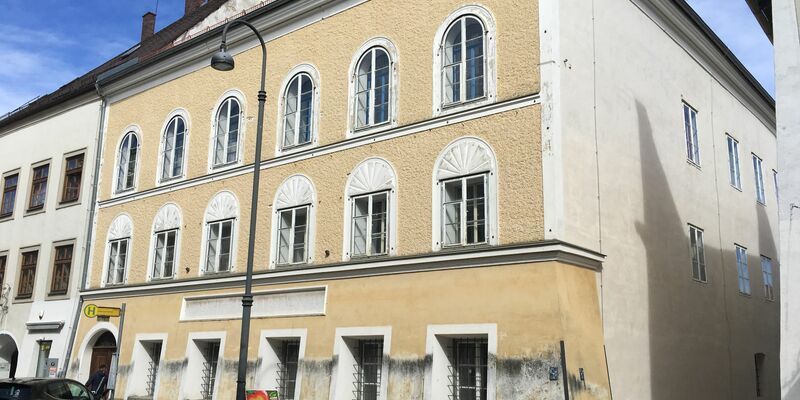 Das Geburtshaus von Adolf Hitler in Braunau soll umgebaut werden. - Foto: Matthias Röder/dpa
