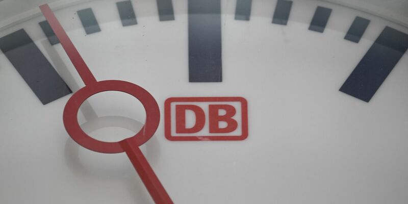 Die Pünktlichkeit der Bahn im September auf den niedrigsten Stand in diesem Jahr gefallen. - Foto: Robert Michael/dpa