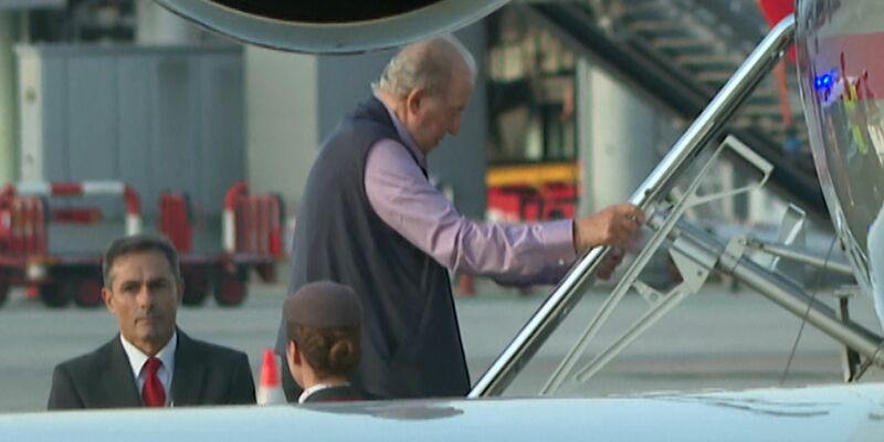 Juan Carlos (M), Altkönig von Spanien, am Internationalen Flughafen Vigo-Peinador. - Foto: Europa Press/EUROPA PRESS/dpa