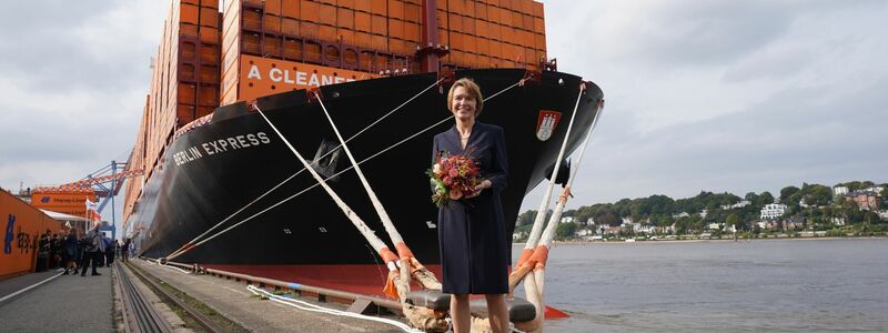 Elke Büdenbender bei der Taufe des Containerschiffs in Hamburg. - Foto: Marcus Brandt/dpa