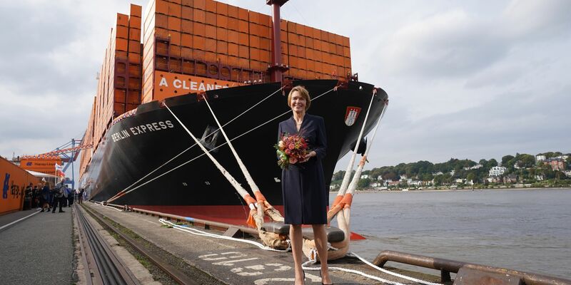 Elke Büdenbender bei der Taufe des Containerschiffs in Hamburg. - Foto: Marcus Brandt/dpa