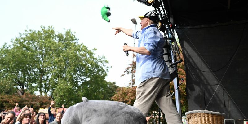 Otto wirft einen Ottifanten ins Publikum. - Foto: Lars Penning/dpa