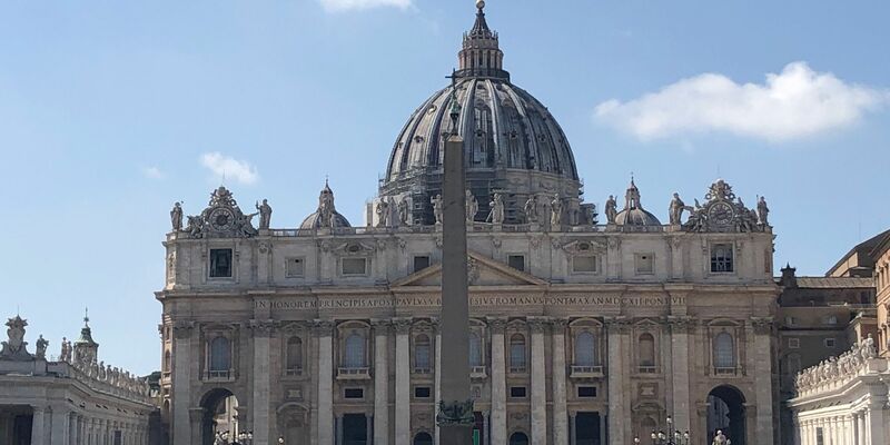 Bei der Weltsynode im Vatikan debattieren Geistliche und Nicht-Kleriker über Mitbestimmung und einen anderen Umgang in der Kirche. - Foto: Petra Kaminsky/dpa
