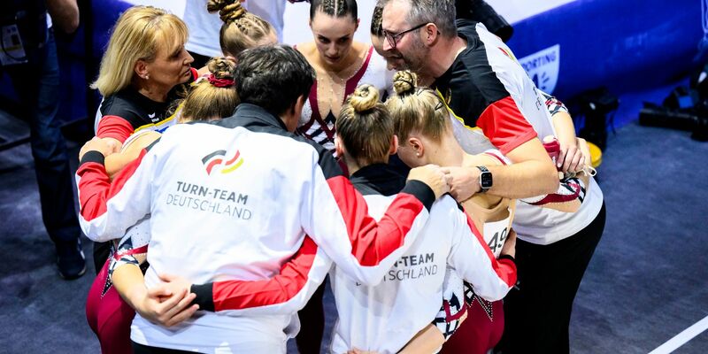 Deutschlands Bundestrainer Gerben Wiersma (r) spricht zu den Turnerinnen. - Foto: Tom Weller/Deutscher Turner-Bund/dpa