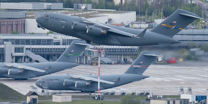 Ein US-Militärtransportflugzeug hebt vom US-Luftwaffenstützpunkt Ramstein ab. - Foto: Boris Roessler/dpa