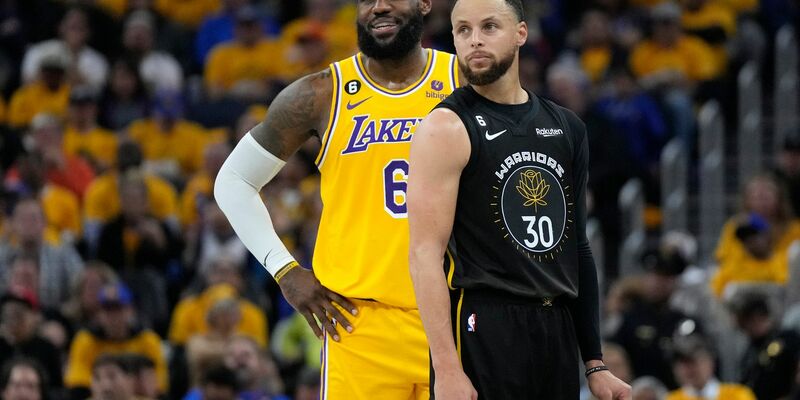 Stephen Curry (r) und LeBron James können sich vorstellen, bei den Olympischen Spielen in Paris dabei zu sein. - Foto: Jeff Chiu/AP/dpa