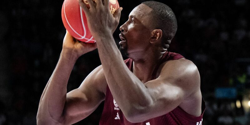 Beim FC Bayern der neue Star: Serge Ibaka. - Foto: Sven Hoppe/dpa