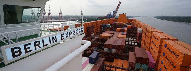 Blick von der Brücke über das Hapag-Lloyd-Containerschiff «Berlin Express» im Hamburger Hafen. - Foto: Marcus Brandt/dpa
