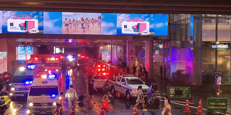 Krankenwagen warten vor einem Ausgang des Siam Paragon Einkaufszentrums in Bangkok. - Foto: Tian Macleod Ji/AP/dpa