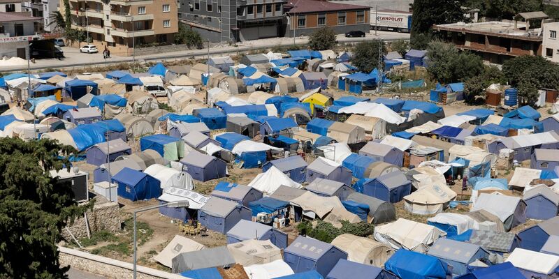 Eine Zeltstadt für die Überlebenden des Erdbebens im Stadtzentrum von Antakya. - Foto: Bradley Secker/dpa