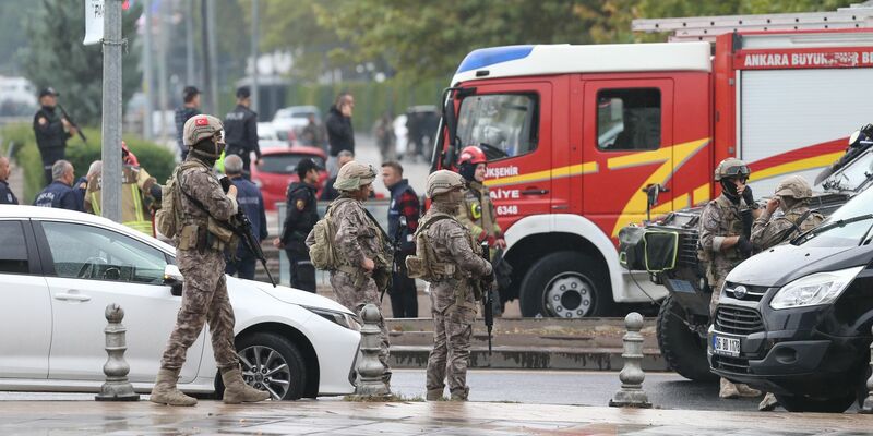 Ein Selbstmordattentäter hat im Herzen der türkischen Hauptstadt Ankara einen Sprengsatz gezündet. Soldaten und Polizisten arbeiten am Explosionsort. - Foto: Mustafa Kaya/XinHua/dpa