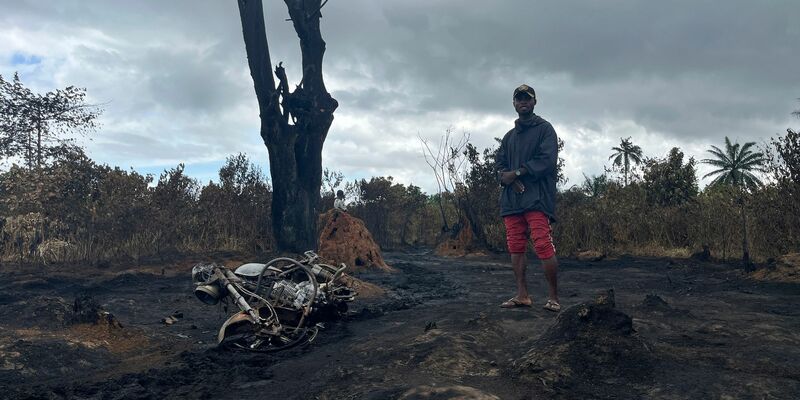 Bei einem Brand in einer illegalen Raffinerie in Nigerias ölreichem Niger-Delta sind mindestens 18 Menschen ums Leben gekommen. - Foto: AP Photo/AP/dpa
