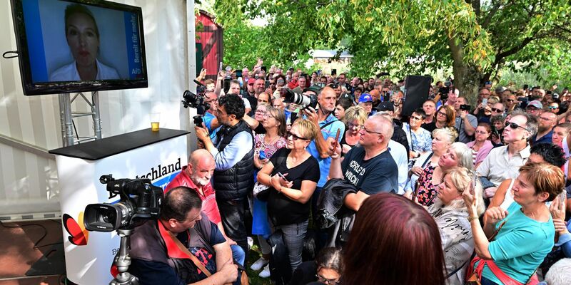 Alice Weidel äußerte sich in einer Videobotschaft bei einer Wahlkampf-Veranstaltung der AfD, unweit vom Deutsch-Deutschen Museum Mödlareuth. - Foto: Martin Schutt/dpa