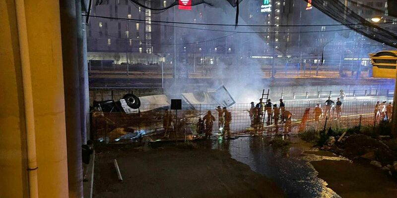 Beamte der italienischen Staatspolizei sind am Unfallort in der Nähe der Stadt Venedig. - Foto: -/Italian State Police via AP/dpa