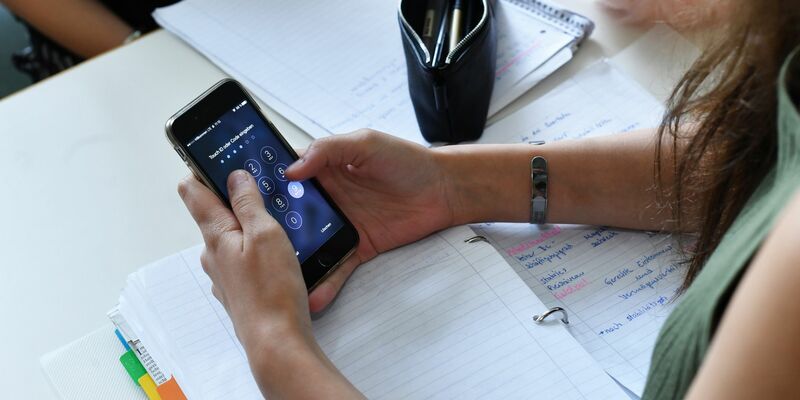 Der deutsche Lehrerverband lehnt ein Handyverbot an Schulen ab. - Foto: Jens Kalaene/ZB/dpa