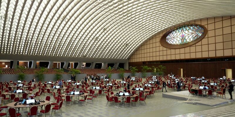 Der Arbeitsbereich für die Weltsynode. - Foto: Gregorio Borgia/AP/dpa