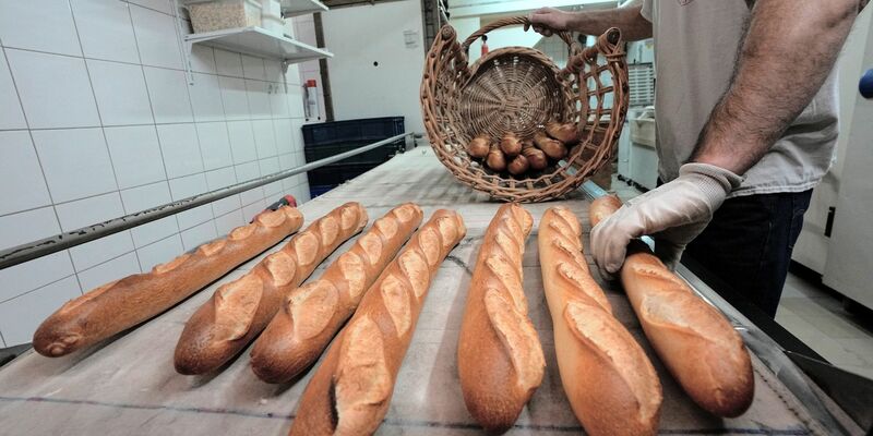 Der Gesundheit zuliebe: Baguettes in Frankreich werden zukünftig weniger salzig sein. - Foto: Michel Euler/AP/dpa