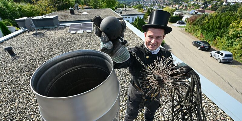 Viele Schornsteinfeger sind längst ausgebildete Energieberater. - Foto: Bernd Weißbrod/dpa