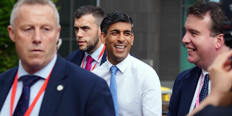 Rishi Sunak (M.) beim Treffen der Konservativen Partei. - Foto: Peter Byrne/PA Wire/dpa