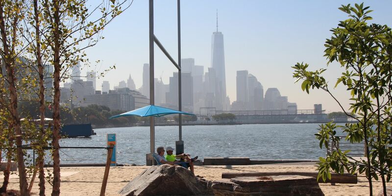 Besucher sonnen sich am ersten Strand von Manhattan, der sogenannten «Gansevoort Peninsula». - Foto: Christina Horsten/dpa
