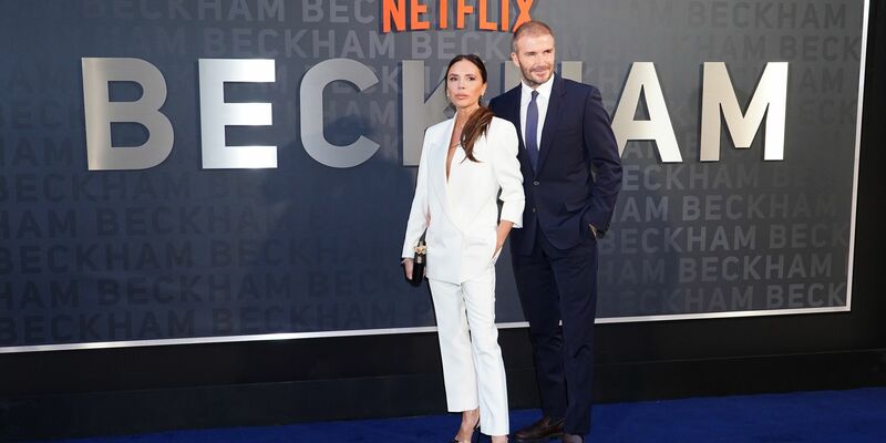 Die britische Modedesignerin Victoria Beckham und der Ex-Fußballstar David Beckham kommen zur Premiere der Netflix-Dokumentation in London. - Foto: Ian West/PA Wire/dpa