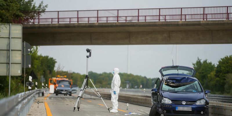 Ein Gullydeckel traf im August 2022 die Windschutzscheibe eines Autos auf der A7. Der Fahrer wurde schwer verletzt, die Beifahrerin sogar lebensbedrohlich. - Foto: Clemens Heidrich/dpa