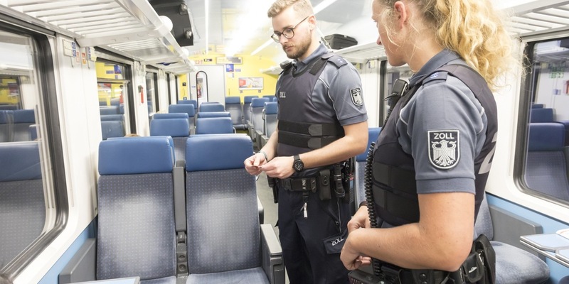 HZA-UL: Zöllner finden Box einer CH-Luxus-Uhr mit Rechnung und vermuten Schmuggel - Foto: presseportal.de