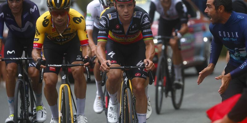 Die Teams der beiden Stars Primoz Roglic (l) und Remco Evenepoel stehen vor einer Fusion. - Foto: Pep Dalmau/Belga/dpa