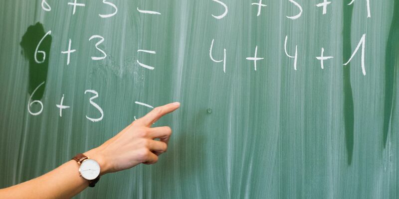 «Trotz des hohen Bedarfs an ausgebildeten Lehrkräften ist die Zahl der Lehramtsabsolventinnen und -absolventen mit Master- oder Staatsexamensabschluss rückläufig», erläutert das Statistische Bundesamt. - Foto: Julian Stratenschulte/dpa