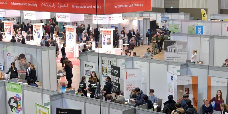 Eine Jobmesse in Berlin soll heute Geflüchtete mit Arbeitgebern in Kontakt bringen. - Foto: Janne Kieselbach/dpa/Archiv