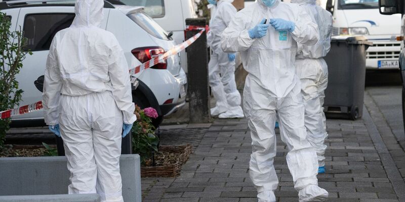 Beamte der Spurensicherung der Polizei am Tatort in Darmstadt. - Foto: Boris Roessler/dpa