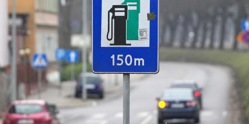 Zum ersten Mal seit Februar ist Diesel an deutschen Tankstellen wieder teurer als Superbenzin der Sorte E10. - Foto: Soeren Stache/dpa