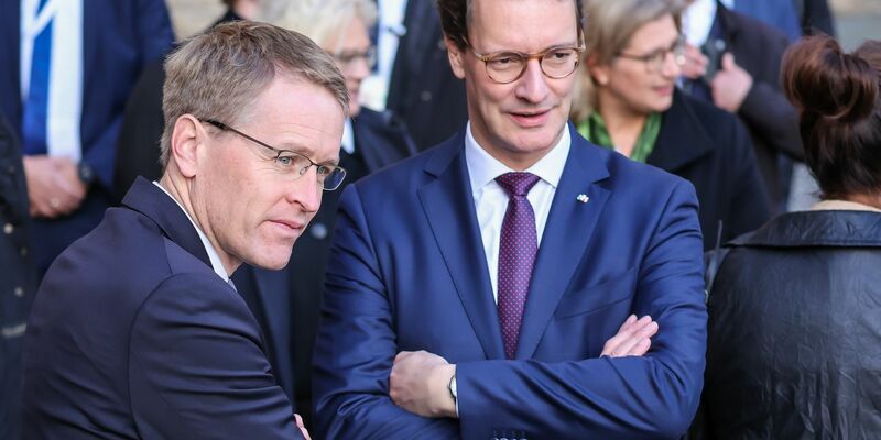 Daniel Günther (l.) und Hendrik Wüst (beide CDU) sind dem Ballermann-Hit  «Mach den Hub Hub Hub» nicht abgeneigt. - Foto: Jan Woitas/dpa