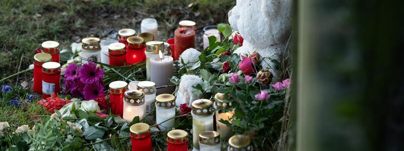 Kerzen, Blumen und ein Stofftier in Gedenken an die tote 14-Jährige in Bad Emstal. - Foto: Swen Pförtner/dpa