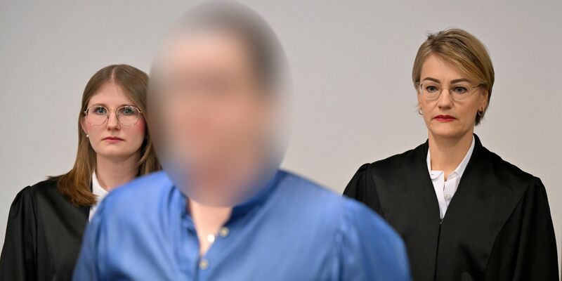 Die Angeklagte Andrea Tandler (M.) zu Prozessbeginn zwischen ihren beiden Anwältinnen. - Foto: Peter Kneffel/dpa