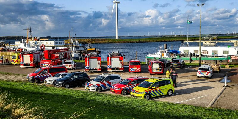 Rettungsdienste sind am Volkerak im Einsatz, nachdem ein Boot gekentert ist. - Foto: Rijnhout Media/ANP/dpa
