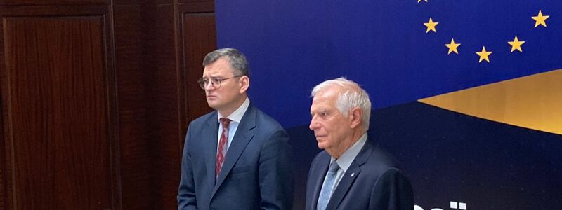 Der ukrainische Außenminister Dmytro Kuleba (l) und der EU-Außenbeauftragte Josep Borrell sprechen zur Eröffnung des informellen EU-Außenministerrates in Kiew. - Foto: Friedemann Kohler/dpa